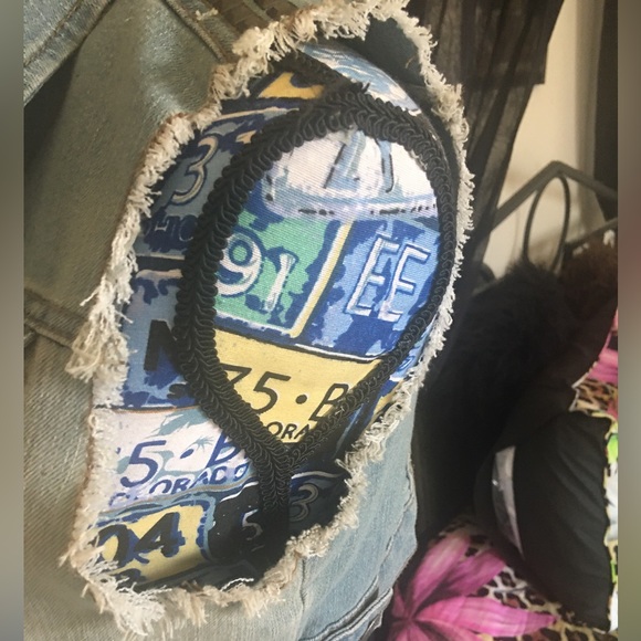 🚨 5/$20 Adorable light wash denim vest w/grommets - Picture 10 of 10